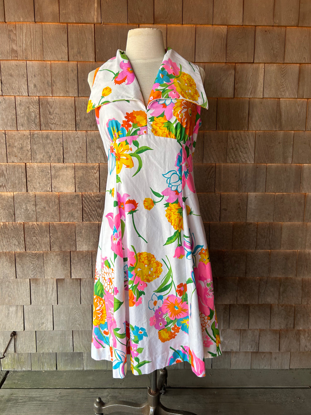Vintage White Floral Sundress with Large Lapels
