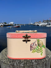 Load image into Gallery viewer, 1970s Vintage Hand Painted Wooden Seashell Box Purse