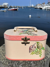 Load image into Gallery viewer, 1970s Vintage Hand Painted Wooden Seashell Box Purse